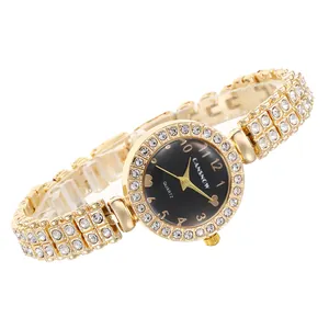 Dettaglio orologio al quarzo dorato di lusso con strass, quadrante nero elegante e cinturino.