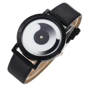 Primo piano di un orologio di design minimalista con quadrante a vortice e cinturino