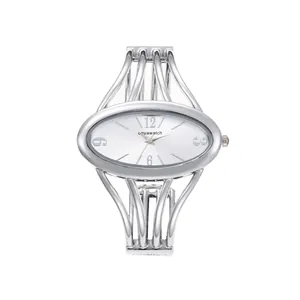 Vue détaillée de la montre quartz élégante argentée Ogyawatch à cadran ovale