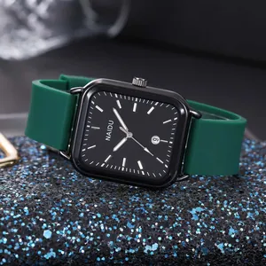 Vista dettagliata di un orologio al quarzo quadrato alla moda con cinturino in silicone verde.