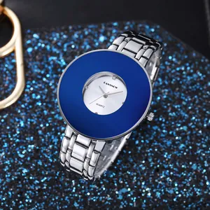 Primo piano dell'orologio al quarzo CANSNOW con quadrante blu scuro e cinturino in acciaio argento