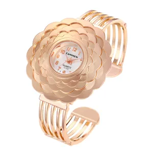 Dettaglio dell'orologio rigido a fiori in oro rosa con cassa smerlata e polsino.