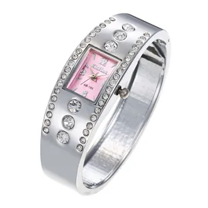 Vista detallada del reloj brazalete plateado con esfera rectangular rosa y cristales