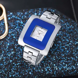 Primo piano dettagliato dell'orologio quadrato vintage CANSNOW con quadrante blu e cinturino argento.