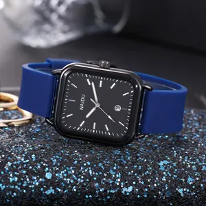 Primo piano di orologio quadrato con quadrante nero e cinturino in silicone blu