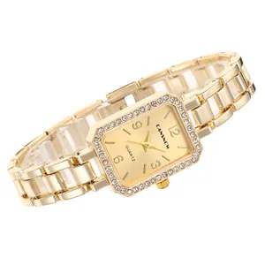 Detailweergave van het goudkleurige vierkante dameshorloge met strass-bezel en schakelband