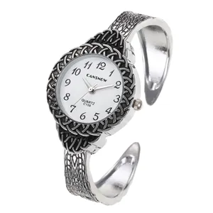 Dettaglio dell'orologio rigido CANSNOW vintage argento con trama intrecciata