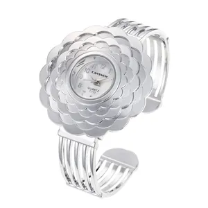 Dettaglio di un orologio al quarzo in argento con design a fiore ondulato esagerato