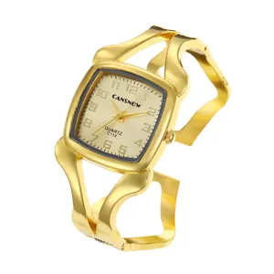 Detailansicht der goldfarbenen Cansnow Armreif-Uhr mit quadratischem Zifferblatt.