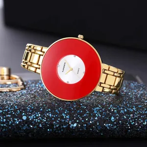 Vista macro dettagliata dell'orologio al quarzo oro CANSNOW con quadrante rosso e bianco