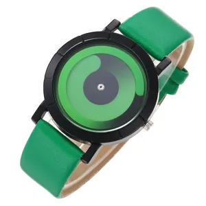 Dettaglio del quadrante a vortice senza lancette dell'orologio con cinturino in pelle verde