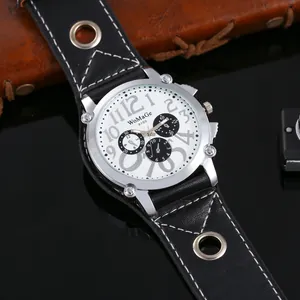 Vista dettagliata dell'orologio punk da uomo con quadrante grande e cinturino borchiato