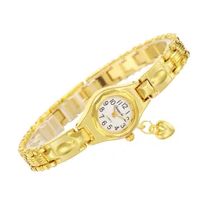 Vista dettagliata dell'orologio da polso dorato elegante da donna con ciondolo a cuore
