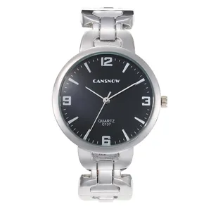 Detailweergave van een zilveren armbandhorloge met een klassieke zwarte wijzerplaat