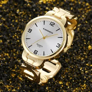 Detailopname van een goudkleurig dameshorloge met wit wijzerplaat en metalen armband.