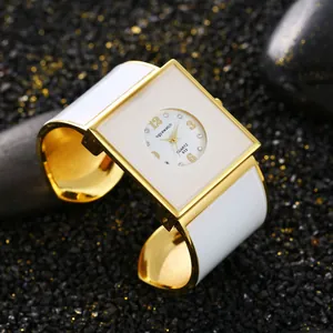 Primo piano di un orologio a bracciale quadrato al quarzo ogyawatch bianco e oro.