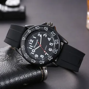 Primo piano di un orologio in silicone nero con quadrante numerico e lancetta rossa