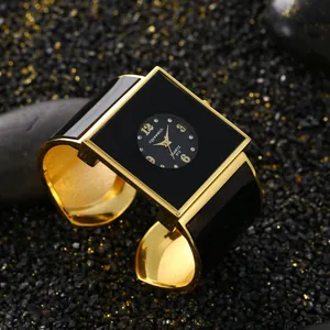Elegante orologio a polsino nero e oro con quadrante quadrato