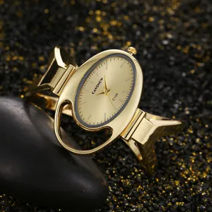 Vista dettagliata di un orologio a bracciale ovale in oro di lusso con quadrante minimale