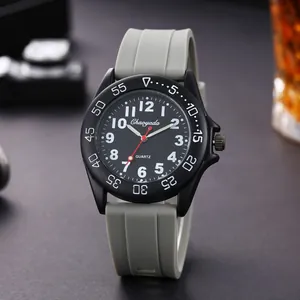 Vista dettagliata di un elegante orologio al quarzo nero con cinturino in silicone grigio.