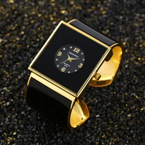 Macro dettagliata dell'elegante quadrante dell'orologio rigido al quarzo ogyawatch oro nero.