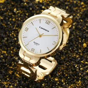 Detailweergave van goudkleurig dameshorloge met quartz uurwerk en witte wijzerplaat