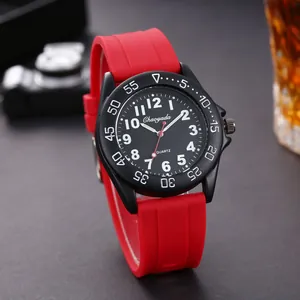 Vista dettagliata dell'orologio sportivo con cinturino in silicone rosso e quadrante