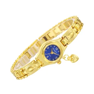 Vista dettagliata dell'orologio da polso dorato da donna con quadrante blu e cuore