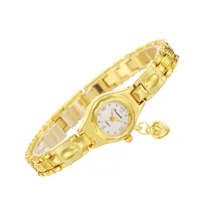 Dettaglio orologio da donna dorato con ciondolo a cuore e quadrante al quarzo elegante