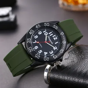Macro dettagliata di un orologio sportivo in silicone verde scuro con quadrante nero numerico