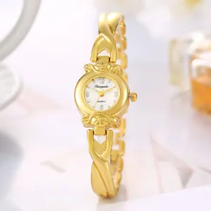 Vue détaillée d'une montre à quartz dorée élégante avec un bracelet croisé décoratif