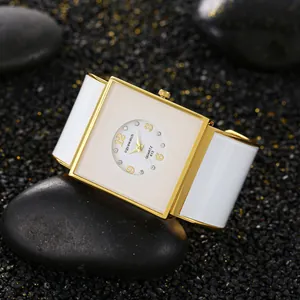 Dettaglio dell'elegante orologio a bracciale Ogyawatch oro e bianco con quadrante quadrato