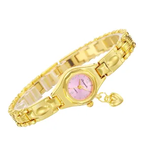 Vista dettagliata di un orologio da polso dorato da donna con quadrante rosa e cuore