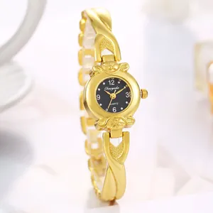 Gros plan sur une élégante montre à quartz dorée pour femme au design de bracelet torsadé