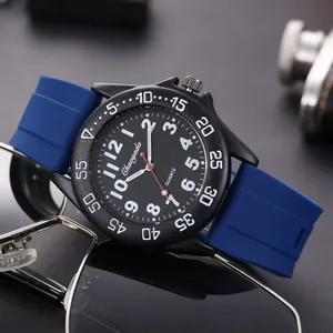 Primo piano di un orologio in silicone blu con quadrante digitale nero per studenti