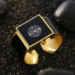 Primo piano di un elegante orologio a bracciale al quarzo quadrato nero e dorato