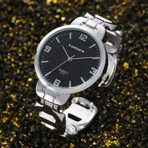 Detailopname van het elegante zilveren armbandhorloge met een klassieke zwarte wijzerplaat