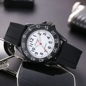 Primo piano dettagliato del cinturino in silicone nero e del quadrante bianco dell'orologio