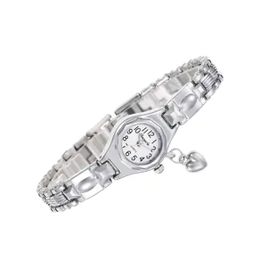 Primo piano di un elegante orologio da polso in argento con ciondolo a cuore
