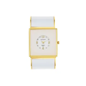 Dettaglio frontale di un orologio a bracciale quadrato dorato e bianco da donna