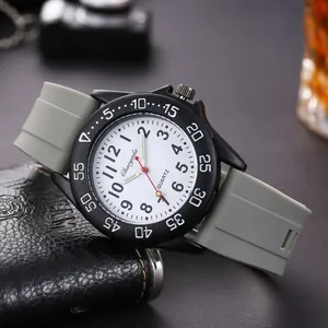 Dettaglio macro dell'orologio al quarzo con quadrante bianco e cinturino in silicone grigio