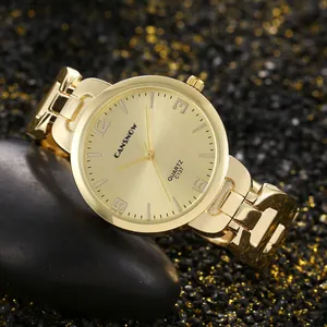 Gedetailleerde weergave van een goudkleurig dameshorloge met elegante metalen armbandband