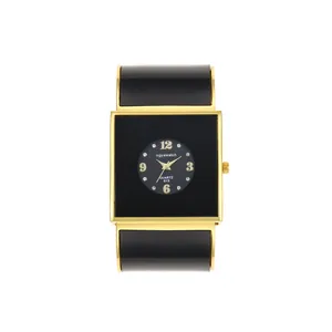Dettaglio dell'orologio a bracciale nero ogyawatch con cassa dorata e movimento al quarzo