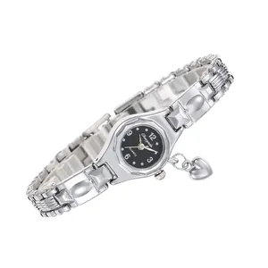Vista dettagliata di un elegante orologio a bracciale d'argento con un grazioso ciondolo a cuore