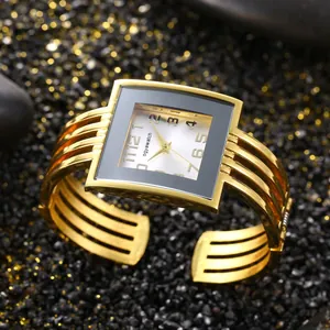 Dettaglio orologio a bracciale ogyawatch dorato con quadrante quadrato su fondo nero