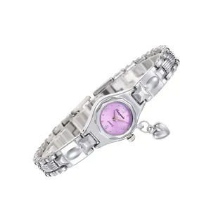 Vista dettagliata di un orologio a bracciale in argento da donna con quadrante rosa