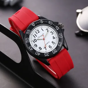 Vista dettagliata di un orologio al quarzo con cinturino in silicone rosso e quadrante
