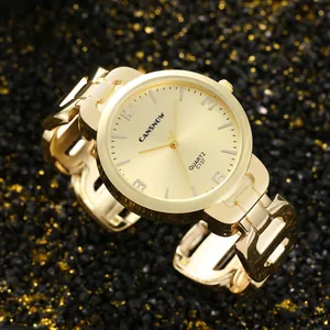 Gedetailleerd overzicht van het elegante goudkleurige horloge met een ronde wijzerplaat.