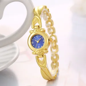 Vue rapprochée d'une montre bracelet dorée élégante avec cadran bleu