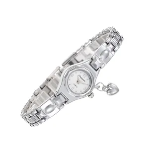 Dettaglio ravvicinato di un elegante orologio a bracciale argento con ciondolo cuore
